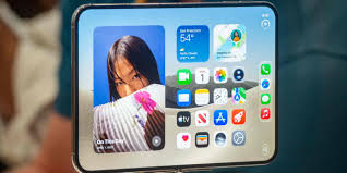 VIDEO iPhone Duo : voici à quoi ressemble le premier smartphone pliable d’Apple — Le Monde.fr