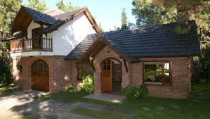 El techo inclinado cubierto con baldosas de cerámica, muestran la unidad y el estilo rústico de la residencia. Ladrillo Rojo Fachada De Casa Casas De Ladrillo Rojo Imagenes De Casas