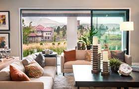 Sofas & ecksofas mit schlaffunktion jetzt im onlineshop entdecken & bequem liefern lassen. Sofa Vor Fenster Aufstellen Wohnzimmer Stilvoll Couch Doppelt Einrichten Holztisch Dekorieren Kerzen Pflanze Feri Wohnzimmer Sofa Haus Wohnzimmer Wohnzimmer
