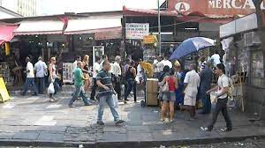 Localizado na rua uruguaiana, no centro, principal bairro comercial do município do rio de janeiro, o mercado uruguaiana é composto de um conjunto de quatro quarteirões que juntos contém mais de 1500 camelódromos. Rua Uruguaiana Rio Youtube