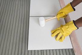 Wenn Sie Fliesen Auf Fliesen Kleben Ist Diese Technik In Der Regel Eine Viel Einfachere Und Gunstigere Losung Als D Adhesive Tiles Home Improvement Adhesive