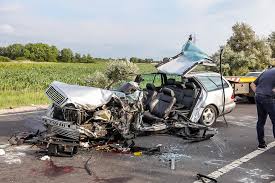 A baleset következtében kidőlt egy vasúti jelzőlámpa is. Eselye Sem Volt Az 56 Eves Mandoki Ferfinak Fotok Video