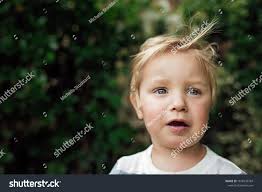 Niño rubio con ojos verdes Foto de stock 1876536787