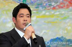 단순히 대학 입학을 사학과로 한 것만 가지고 말하는 게 아닌데, 실제로 그의 취미 생활을 보면 클래식 음악, 웨이트 트레이닝, 바이크 라이딩&그랜드. ì‹ ì„¸ê³„ ì •ìš©ì§„ ìŒë'¥ì´ ì•„ë¹  ë¼ ì—°í•©ë‰´ìŠ¤