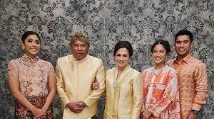 Aktris dian sastrowardoyo ikut memberikan dukungan moril pada suaminya, maulana indraguna. 0sxjj2tub0b5dm