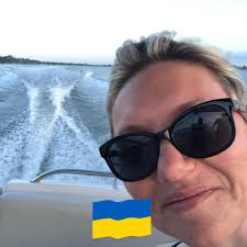 Hi there everyone. My daughter is still having the hardest time imaginable  with her roommates. Her room is right by the common space, and it seems her  roommates are complete night owls.