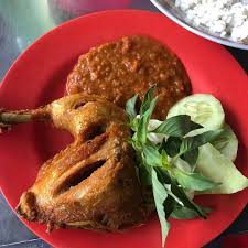 Lalap, nama makanan yang selalu identik dengan sayuran mentah dan sambal. 5 Warung Lalapan Ayam Recommend Di Mojokerto