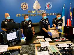 Chong chern berkata pihaknya akan menyemak semua fakta yang ada untuk rujukan timbalan pendakwa raya dan kes disiasat mengikut seksyen 41(1) akta pengangkutan jalan 1987. 60 Warga China Antara 109 Pekerja Sindiket Judi Dalam Talian Ditahan Polis Utusan Digital