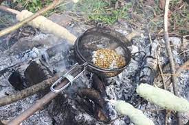 Was ist ihm in die krone gefahren? Popcorn Machen Uber Dem Lagerfeuer Lagerfeuer Essen Lagerfeuer Camping Essen Ideen