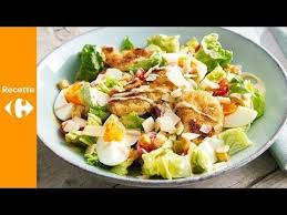 Portez Une Petite Casserole D Eau A Ebullition Plongez Y Delicatement Les œufs Avec Une Cuillere Rese En 2020 Salade Cesar Au Poulet Salade Cesar Poulet Croustillant