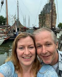 Antiek parfumflesje leidt tot figurantenrol in kostuumdrama: 'Je  romantiseert die tijd, maar zo comfortabel was het helemaal niet'