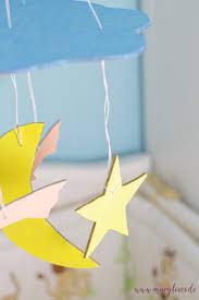 Nach welchem muster ich die sterne an das mobile gehangen habe erfährst du im weiteren. Basteln Fur S Baby Diy Mobile Wolke Mond Sterne Mary Loves