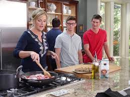 Trisha Whipped Up A Protein Packed Meal For Her Nephew Kyle And His Two College Friends Trisha Yearwood Recipes Trisha S Southern Kitchen Food Network Recipes