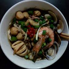Saya hari ini membuat kuey teow goreng menggunakan kuey teow jenis halus halus yang dikatakan lebih sedap. Kway Teow Tomyam Seafood