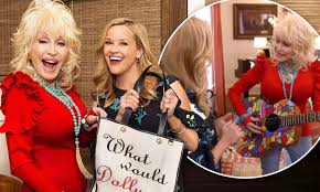 Gift her more message balloons!! Reese Witherspoon Sings With Her Idol Dolly Parton On The Star S 74th Birthday Daily Mail Online