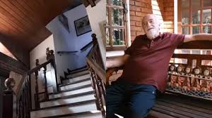 Aos 93 anos, ator vive em mansão com coleção de livros, CDs e troféus usada como refúgio para a família no Rio de Janeiro