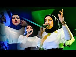 Ku lihat, senja yang berlabuh dan malam pun melepas layar kaku aku di sini bersama. Ziana Zain Madah Berhelah 1992 Live Litetube
