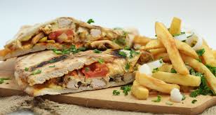 La chakchouka (čekčuka en berbère, شكشوكة en arabe), tchektchouka, tchoukchouka ou tchoutchouka 1 une spécialité culinaire de la cuisine maghrébine. Cuisine Tunisienne Sandwichs