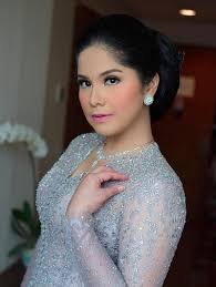 Kebaya rosi, penjahit kebaya batak di cikancung bakal menjahitkanbaju kebaya terbatas untuk kamu supaya tampil percaya diri pada peristiwa special. Kebaya Pengantin Batak Warna Silver Serba Pengantin