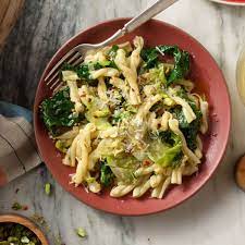 Half Salad Half Pasta Make Rachael S Spicy Spinach Pasta Tonight Recipe Spinach Pasta Healthy Pasta Recipes Pasta Dishes