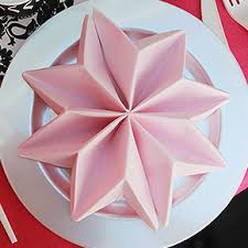 14 pliages de serviettes faciles pour vos magnifiques tables. Le Pliage Poinsettia Et Votre Serviette Devient Fleur Vaisselle Jetable Discount