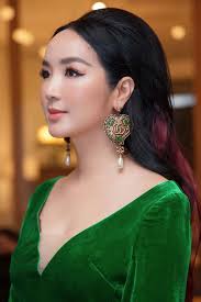 Nhan sắc 'vượt thời gian' của Hoa hậu Đền Hùng