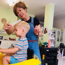 Capelli corti all'insù bambino 3 di 21. Il Primo Taglio Di Capelli Di Un Bambino Bimboce