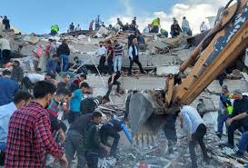 Gempa bumi jenis inilah yang menimbulkan kerusakan yang paling besar karena magnitudo yang ditimbulkannya bisa besar. Gempa Bumi Laut Aegea Enam Terbunuh Dalam Runtuhan Bangunan Di Turki Astro Awani