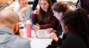 Din experiența noastră la catedră am înțeles că cu cât mai mulți cu atât mai bine pentru noi toți, profesori și elevi. Eurodesk Opportunity Finder