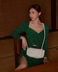 余函彌成立的服裝品牌「yuyu active」，被網友踢爆涉嫌抄襲王大仁（alexander wang）的設計。左：余函彌款（圖／翻攝自yuyu active官網）、右：王大仁款（圖／翻攝自dcard網站） 昔日「台大五姬」之一的「資工彌」余函彌，2013 年因不適應演藝圈生活，久未現身螢光幕，淡出後她全心投入健身，更在2016年. 4pxcnf8jtlesmm