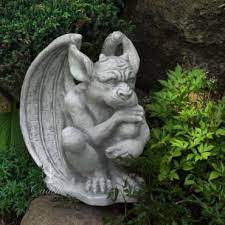 Maszkaron przedstawia groteskowo lub przerażająco zaprojektowaną ludzką twarz mitycznej istoty lub bóstwa.w przeciwieństwie do zazdrosnej głowy , która ma swoje korzenie w magicznej wierze. Large Pensive Gargoyle Figures Of Demons Mascarons Gargoyles