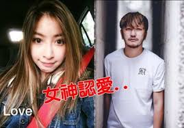 許維恩在臉書po出一張穿著黑色小洋裝的照片，並說「參加婚禮這樣可以嗎？ yes or no」，只見許維恩穿著黑色無袖短洋裝，翹起腳來坐在沙發上，秀出纖細完美的長腿，但由於裙子開高叉，連大腿根部也若隱若現。 貼文一出網友紛紛直呼「美極了」、「全場焦點」、「身材好又美麗. Kidå›žæ‡‰è¨±ç¶­æ©æˆ€æƒ… æœªä¾†å…ˆå­˜éŒ¢è²·æˆ¿å†çµå©š è¯è¦–æ–°èžç¶²
