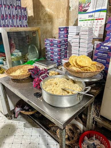 Legendary Food Places of Dhaka! 📍Deshbandhu Sweetmeat and Restaurant  Address- 9/I, Motijheel B/A, Dhaka 1000 Time 7am-10pm Started their journey  in 1958, I had the honour of visiting this 67 years old