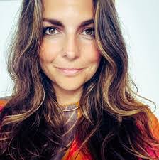 Caroline Murray's Instagram, Twitter & Facebook