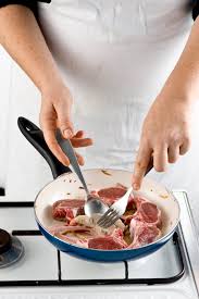 Nel frattempo preparate un trito con uno spicchio d'aglio, qualche fogliolina di salvia e gli aghi di un rametto di rosmarino ed unitelo al tegame, salando il tutto. Come Preparare E Cucinare L Agnello Alla Perfezione Sale Pepe