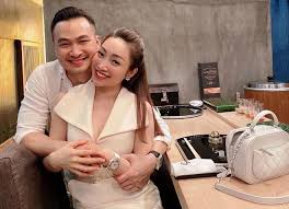 Sau khi kết thúc khóa học, anh tình cờ làm quen với hữu châu và được nghệ sĩ này mời tham gia một số vở kịch trên truyền hình. Diá»…n Vien Chi Báº£o Báº¥t Ngá» Dáº«n Báº¡n Gai Kem 16 Tuá»•i Ra Máº¯t Vá»£ CÅ© Va Con Trai Ruá»™t