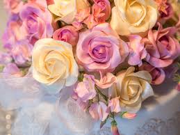 In unserer kategorie diamantene hochzeit haben wir alle mögliche geschenkideen zu diesem anlass für sie zusammen gestellt. Hochzeitstorte Mit Rosen Zur Diamantenen Hochzeit