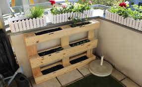 Platzsparend Und Schick Ein Beet Aus Einer Europalette Palette Beet Europalette Aussengestaltung