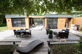 Baies Coulissantes En Aluminium Gris Anthracite Et Brise Soleil En 2020 Baie Coulissante Alu Porte Fenetre Bois Volets Battants Aluminium