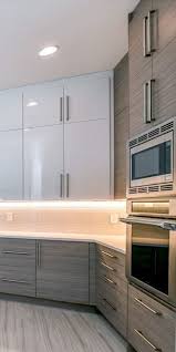 A Popular Combination The Cabinet Face S Fronts In Pure White High Gloss Acrylic Flat Pane Kitchen Cabinets Gloss Kitchen Cabinets High Gloss Kitchen Cabinets