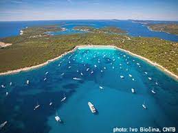 Dugi otok (long island) is a distinctive island, which in its name also carries its geographical description sakarun, one of the most beautiful beaches in the world, calms down its visitors in the very north of dugi otok, the veli rat lighthouse set up its camp, special for its yellow façade, for which. Insel Dugi Otok Kroatische Inseln Campingplatz Camping