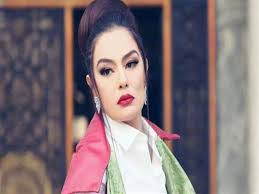 عادت الفنانة المصرية شريهان للواجهة مجدداً، بعد الإعلان عن عرض مسرحيتها الجديدة «كوكو شانيل» على منصة «شاهد» الرقمية، بعد سنوات من الغياب عن المسرح والسينما والتلفزيون. Ø´Ø±ÙŠÙ‡Ø§Ù† ØªÙƒØ´Ù Ù…ÙˆØ¹Ø¯ Ø¹Ø±Ø¶ Ù…Ø³Ø±Ø­ÙŠØ© ÙƒÙˆÙƒÙˆ Ø´Ø§Ù†ÙŠÙ„ Ù…ØµØ±Ø§ÙˆÙ‰