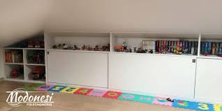 L'azienda è specializzata nella realizzazione di armadi su misura, armadi ponte, strutture speciali, armadi per nicchie, sottotetti e qualsiasi tipologia di libreria o armadio contenitivo anche per ufficio. Mobile Su Misura Per La Mansarda Di Una Famiglia Di Cologno