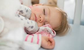 Sehnlichst wünschen sich junge eltern die nacht herbei, in der sie wieder ruhe finden und durchschlafen können. Schlaf Baby Schlaf 13 Massnahmen Rund Ums Ein Und Durchschlafen Muttis Nahkastchen