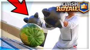 The clash royale league seeks to push mobile esports onto the main stage. Clash Royale Le Mega Chevalier Dans La Vraie Vie Youtube