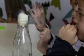Eso, generará una combustión inmediata para hacer que salga disparada a una gran velocidad. Experimentos De Ciencia Para Hacer En Casa Con Peques Planesconhijos Com