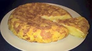 Une fois le fond bien doré, retourner la tortilla sur une assiette. Tortilla De Pomme De Terre Youtube