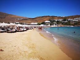 Foto kalafatis strand in mykonos kan worden gebruikt voor persoonlijke en commerciële doeleinden in overeenstemming met de voorwaarden van de aangeschafte rechtenvrije licentie. Mykonos Kykladen Urlaub Auf Der Griechischen Party Insel