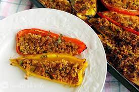 La tradizionale ricetta per preparare i peperoni al gratin alla napoletana, con il pan grattato che conferisce una gustosa croccantezza. Peperoni Gratinati Al Forno Con Pane Raffermo Ricette Al Volo