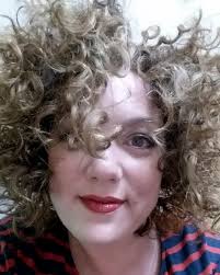 Con la definizione baby hair si intendono quei capelli corti e poco spessi che circondano zone come l'attaccatura del collo, della fronte e . Beauty Come Prendersi Cura Dei Capelli Ricci